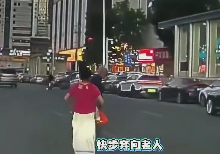 扶老人过马路被打后续:老人已找到,目击者发声,警方:需要道歉(视频/组图) - 3