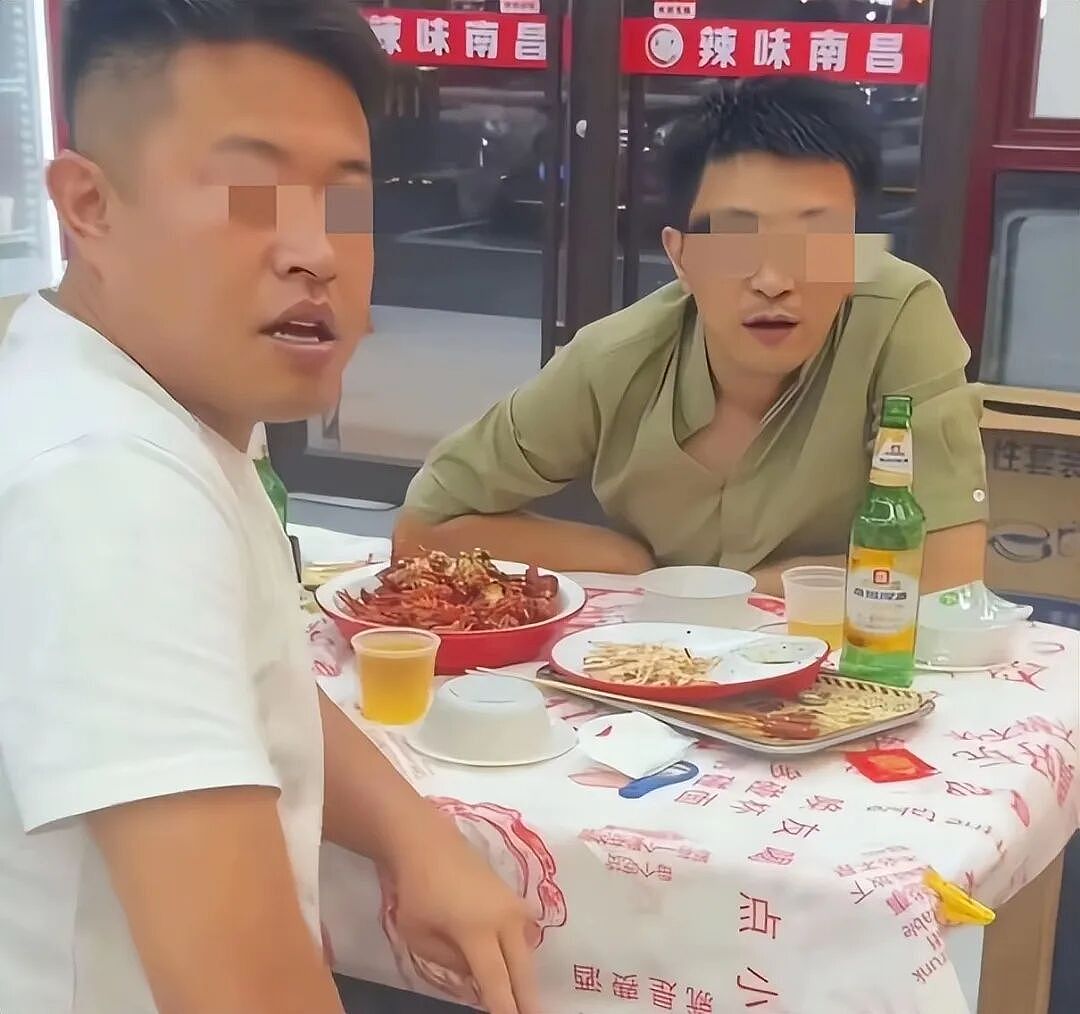露背装女生吃饭被猥琐男摸头，看完现场视频却有人怪她穿黑丝（视频/组图） - 17