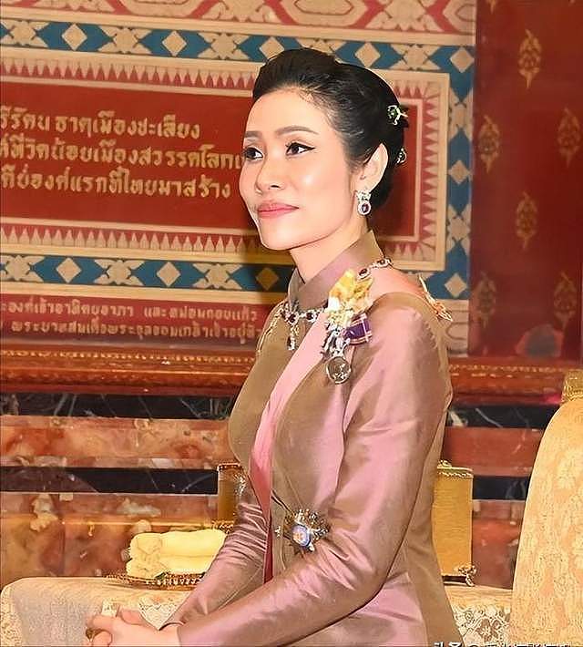 王后破冰亮相，贵妃疑遭放逐？泰王室后宫大戏，两女人的平行人生（组图） - 15