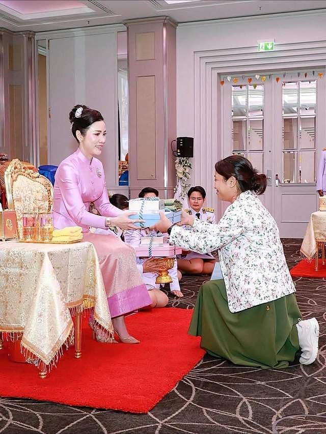 王后破冰亮相，贵妃疑遭放逐？泰王室后宫大戏，两女人的平行人生（组图） - 8