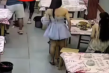 露背装女生吃饭被猥琐男摸头，看完现场视频却有人怪她穿黑丝（视频/组图） - 14