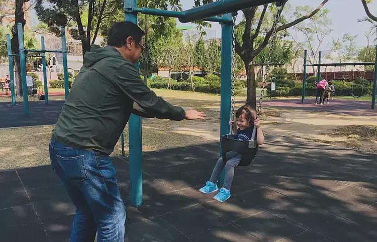 尔东升女友高调晒女儿，秦沛现身评论区支持，女方疑似成功转正（组图） - 1