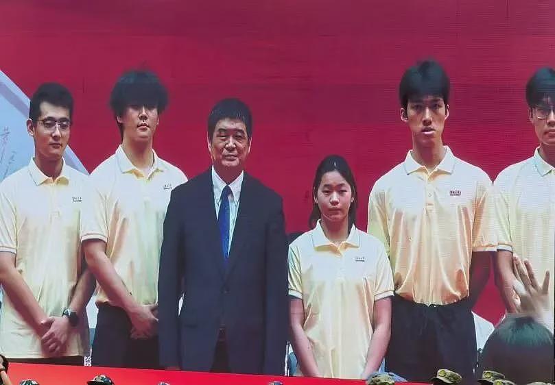 全红婵参加暨南大学开学典礼，校领导为她颁发校徽（组图） - 3