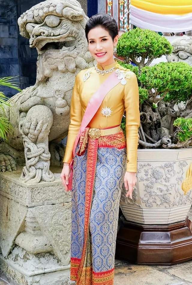 王后破冰亮相，贵妃疑遭放逐？泰王室后宫大戏，两女人的平行人生（组图） - 13
