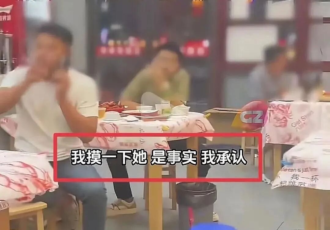 露背装女生吃饭被猥琐男摸头，看完现场视频却有人怪她穿黑丝（视频/组图） - 7