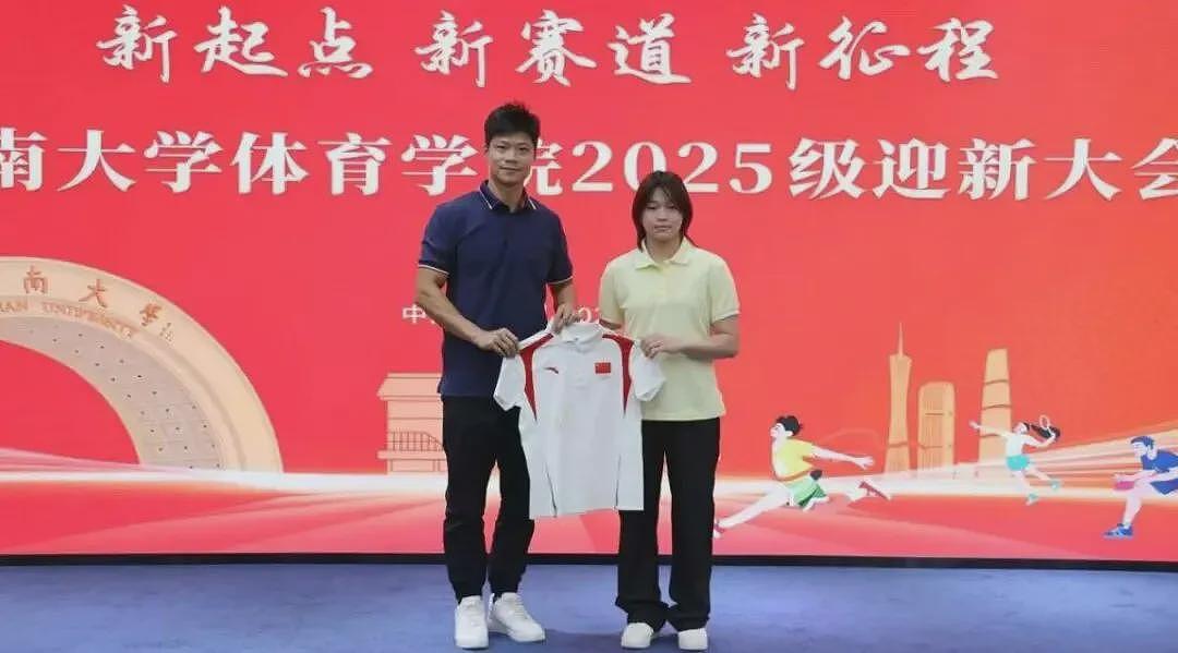 全红婵参加暨南大学开学典礼，校领导为她颁发校徽（组图） - 6