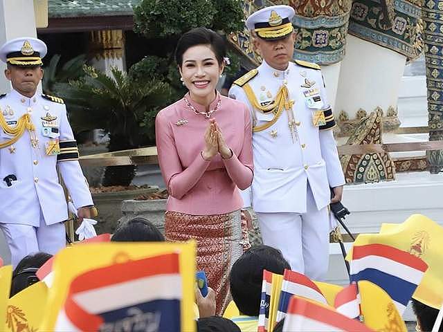 王后破冰亮相，贵妃疑遭放逐？泰王室后宫大戏，两女人的平行人生（组图） - 5
