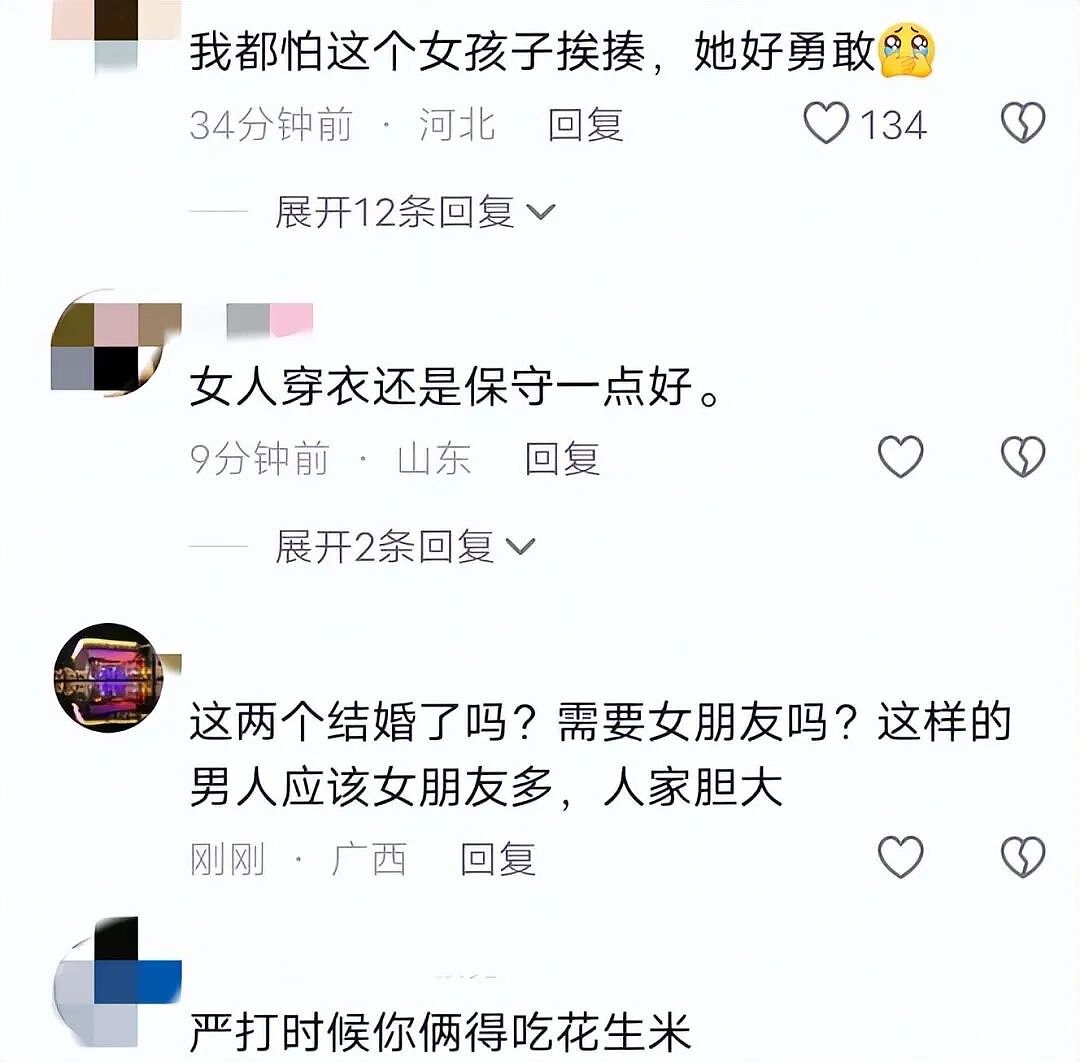 露背装女生吃饭被猥琐男摸头，看完现场视频却有人怪她穿黑丝（视频/组图） - 18