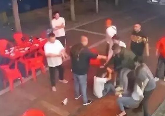 露背装女生吃饭被猥琐男摸头，看完现场视频却有人怪她穿黑丝（视频/组图） - 13