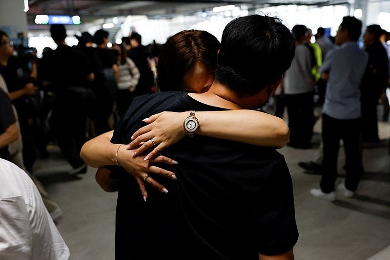 厕所没隔间、喝水只能低头舔！韩国工人揭被美拘留不人道内幕（组图） - 1
