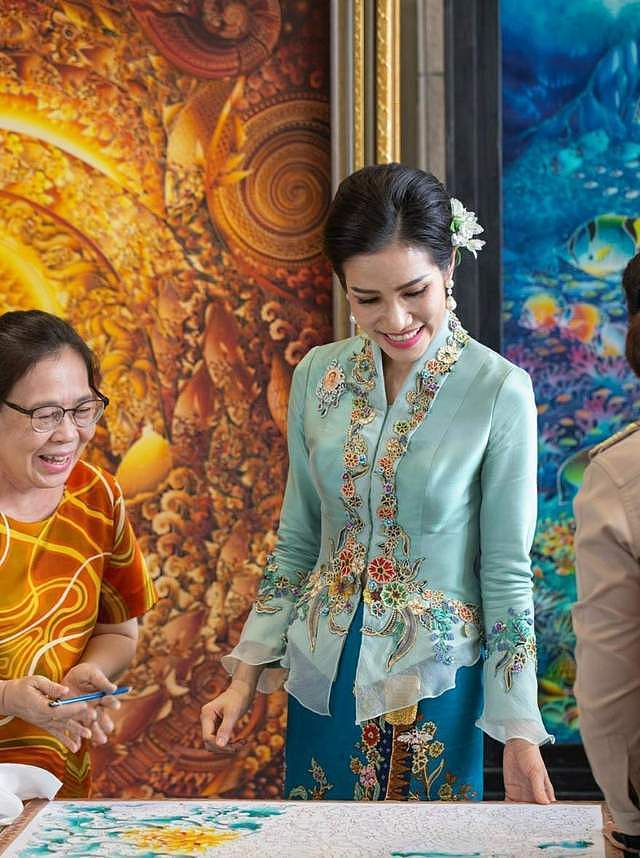 王后破冰亮相，贵妃疑遭放逐？泰王室后宫大戏，两女人的平行人生（组图） - 3
