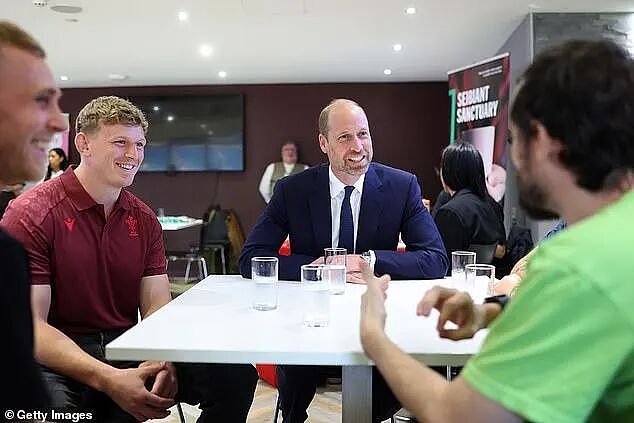 哈里时隔一年多再见查尔斯，表示自己“深受英国人喜欢“，英网友：这人有妄想症？（组图） - 12