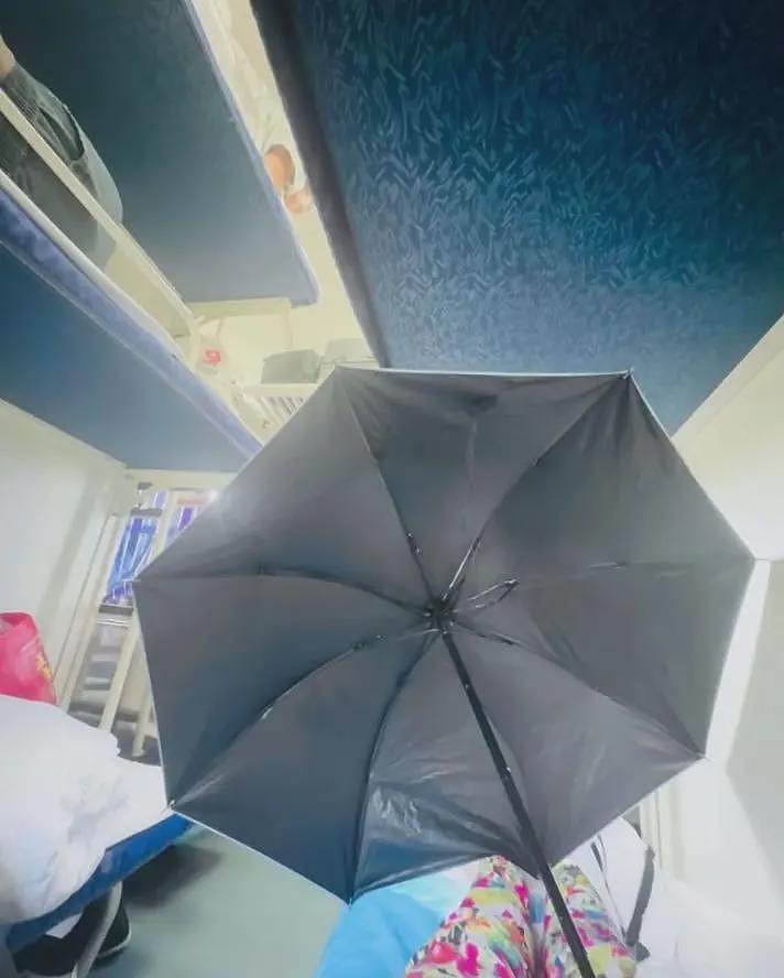 女乘客火车卧铺打伞遮隐私有无必要?(图) - 1