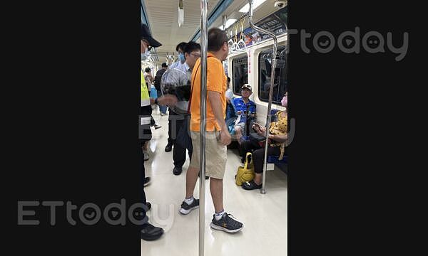 澳洲男子台湾地铁上喝饮料遭制止竟比中指，华男亮刀遭送办（图） - 1