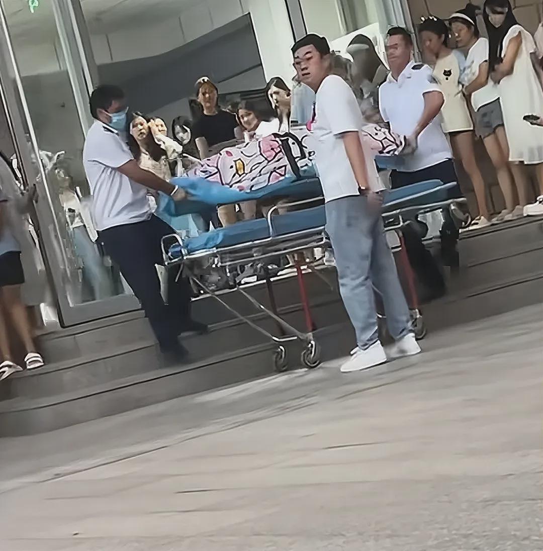 热搜第一！甘肃大二女生宿舍楼道生娃，大出血送医！学校回应（视频/组图） - 6