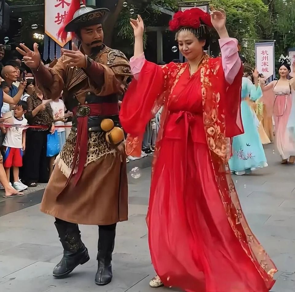 56岁翁虹转行到景区跳舞，身材发福显圆润，女神选择做自己后更开心了（组图） - 7