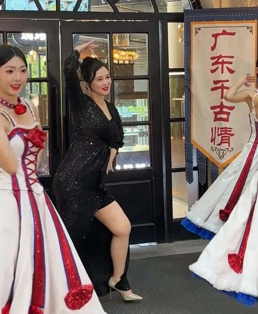 56岁翁虹转行到景区跳舞，身材发福显圆润，女神选择做自己后更开心了（组图） - 1