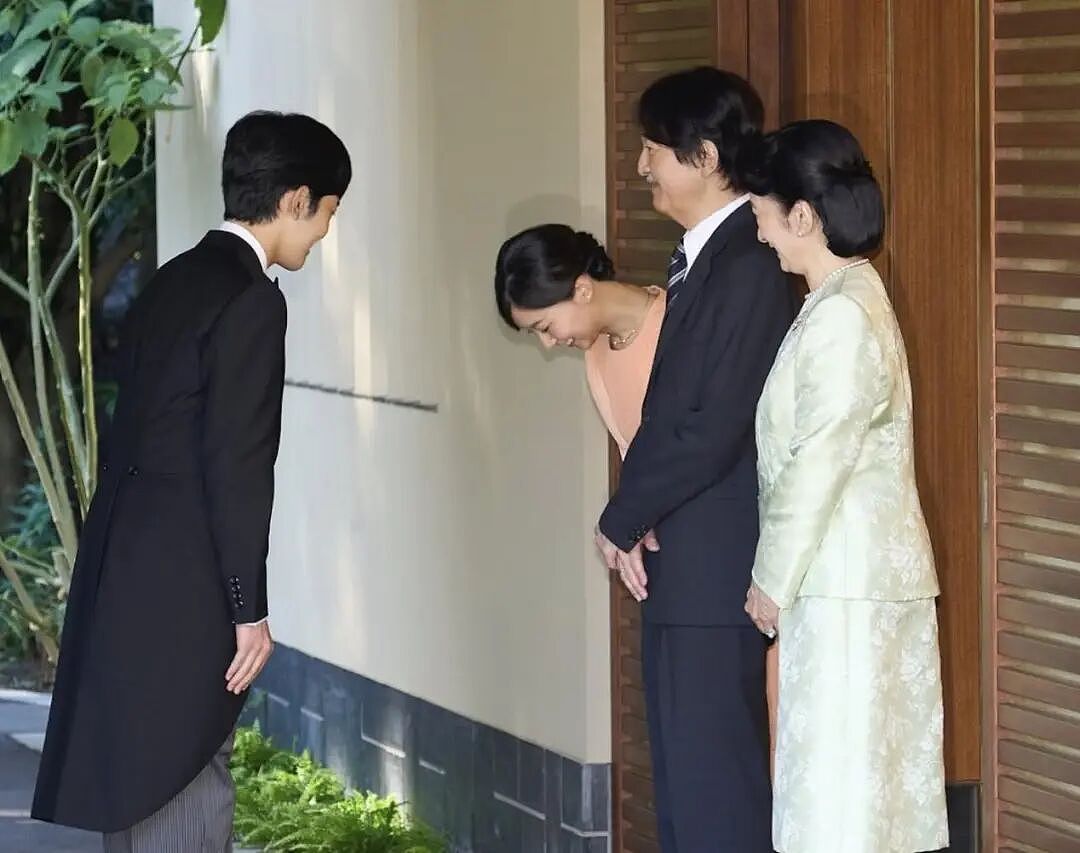 19岁日本“未来天皇”爆迷恋大7岁顶流女星?上大学后背着爹妈狂炫快餐爱唱K,想逃离当平民?(组图) - 23