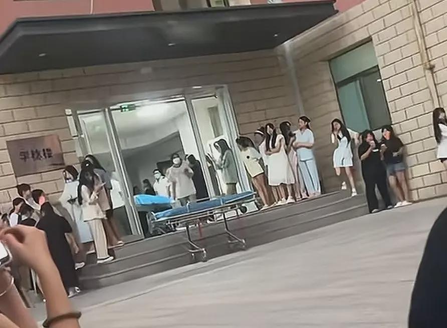 热搜第一！甘肃大二女生宿舍楼道生娃，大出血送医！学校回应（视频/组图） - 5