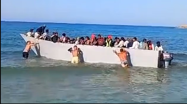惊呆！非法移民小船靠近度假胜地，被当地大爷大妈“送客”，合力推回大海（组图） - 1