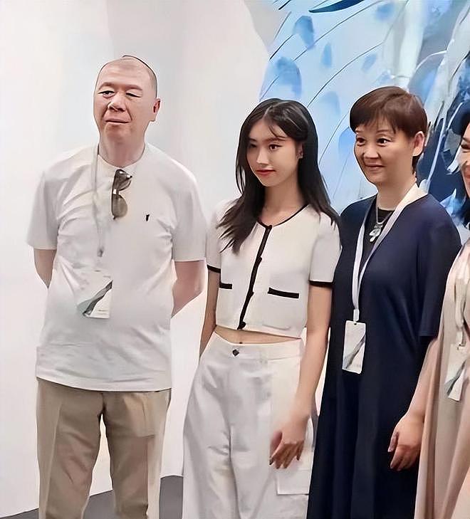 58岁徐帆与冯小刚离婚？徐帆回应了，19岁女儿徐朵也发声（组图） - 15