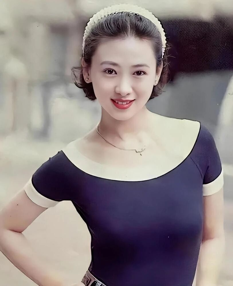 56岁翁虹转行到景区跳舞，身材发福显圆润，女神选择做自己后更开心了（组图） - 4