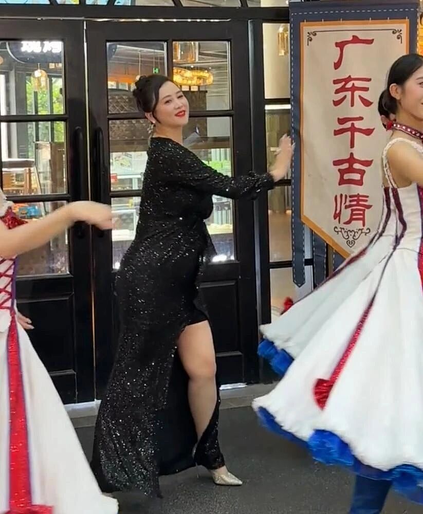 56岁翁虹转行到景区跳舞，身材发福显圆润，女神选择做自己后更开心了（组图） - 2