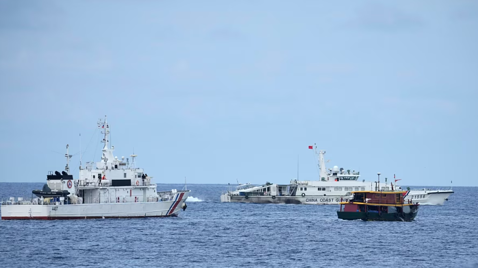 中国海警水炮扬威，菲律宾船员举白旗！网友：中国威武（视频/组图） - 5