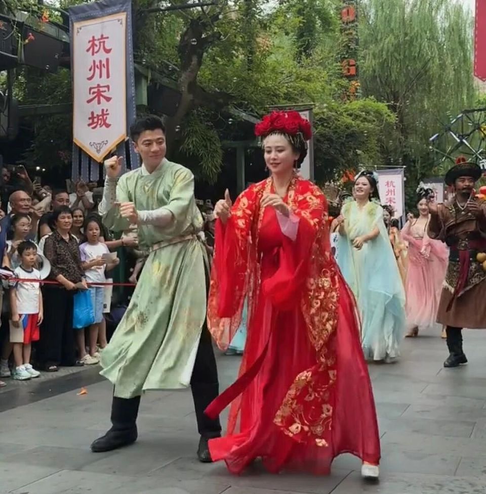 56岁翁虹转行到景区跳舞，身材发福显圆润，女神选择做自己后更开心了（组图） - 6