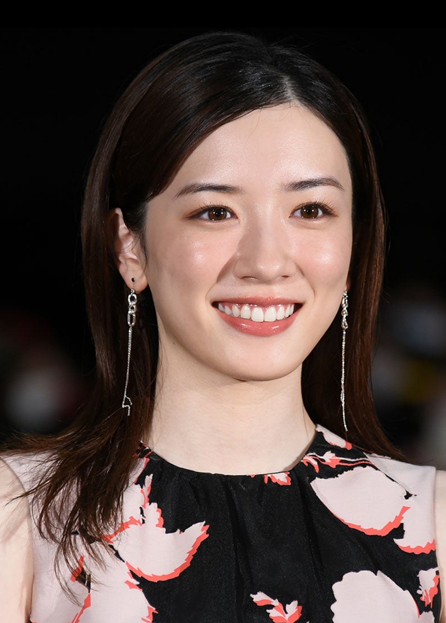 19岁日本“未来天皇”爆迷恋大7岁顶流女星?上大学后背着爹妈狂炫快餐爱唱K,想逃离当平民?(组图) - 16