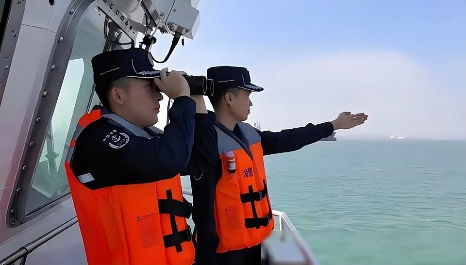 中国海警水炮扬威，菲律宾船员举白旗！网友：中国威武（视频/组图） - 2