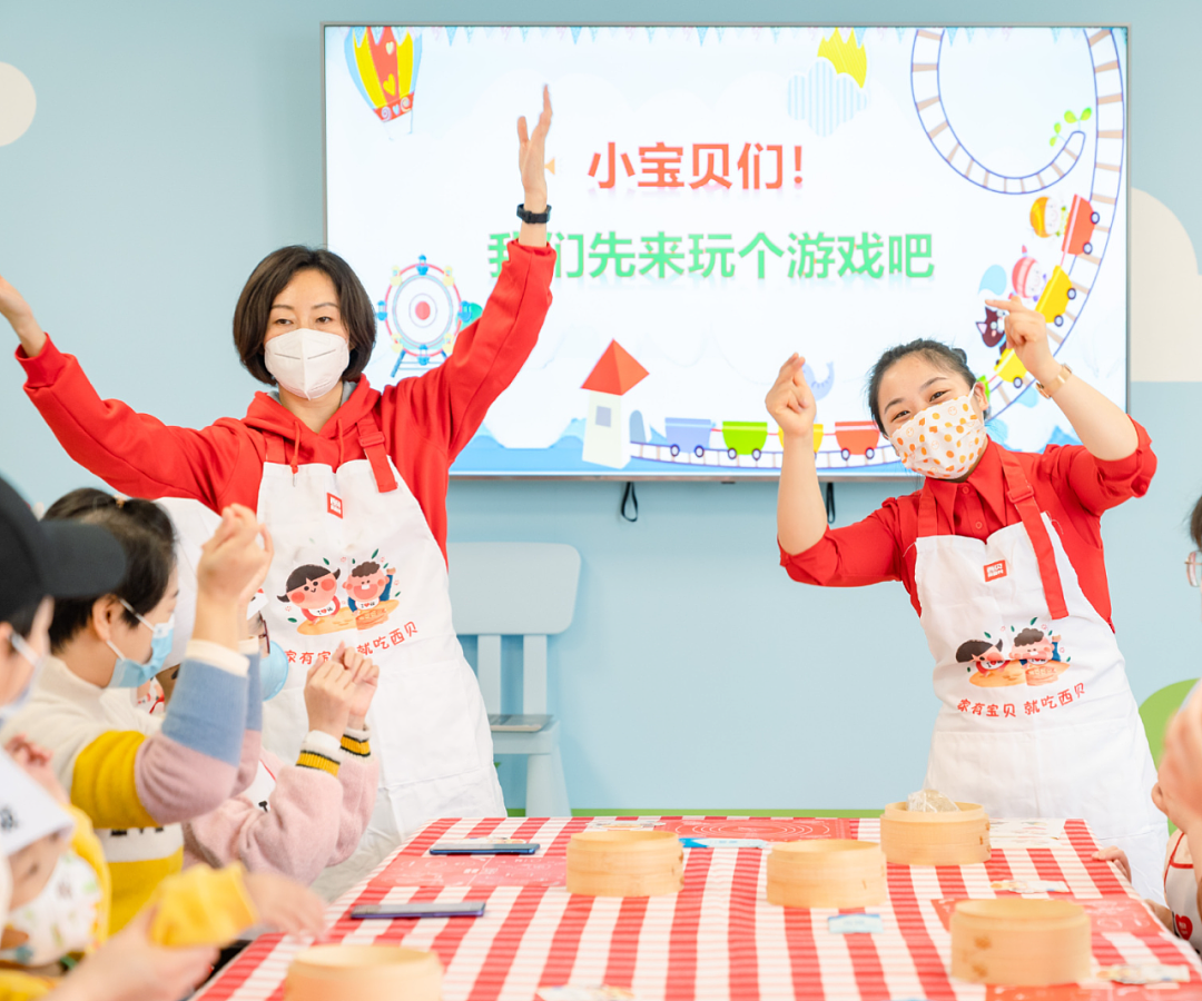 被曝“公筷喂狗”，顾客报警！西贝紧急回应：使用过的筷子、餐具、桌布等已全部丢弃（组图） - 1
