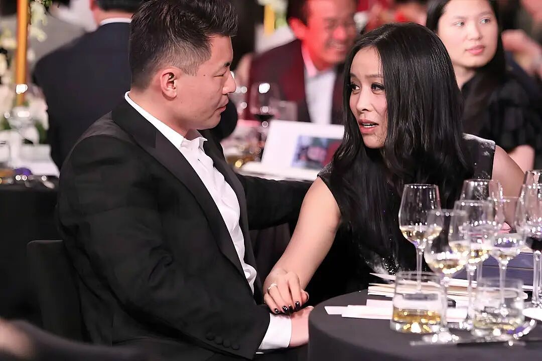 那英老公“出轨风波”后首次现身，拄拐现身医院（组图） - 6