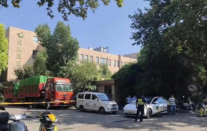 上海学生午餐虾仁炒蛋被指“臭得吃到想吐”，官方介入（组图） - 3