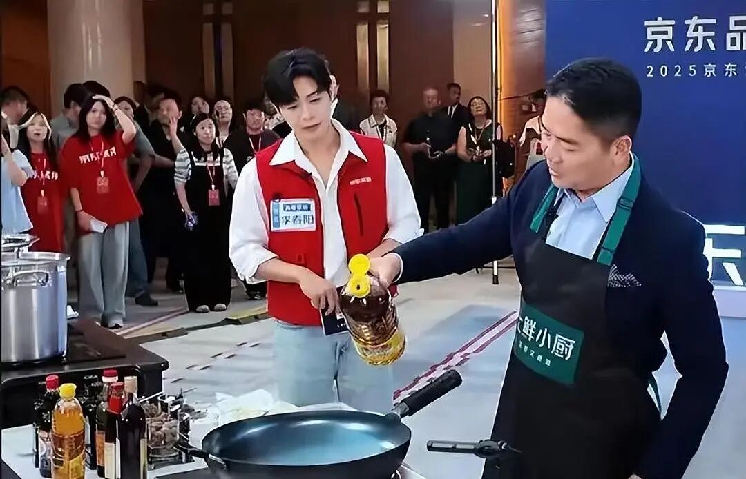 刘强东直播炒菜！称“像贾国龙第一次炒菜一样紧张，像罗永浩第一次说脱口秀一样紧张”（视频/组图） - 1