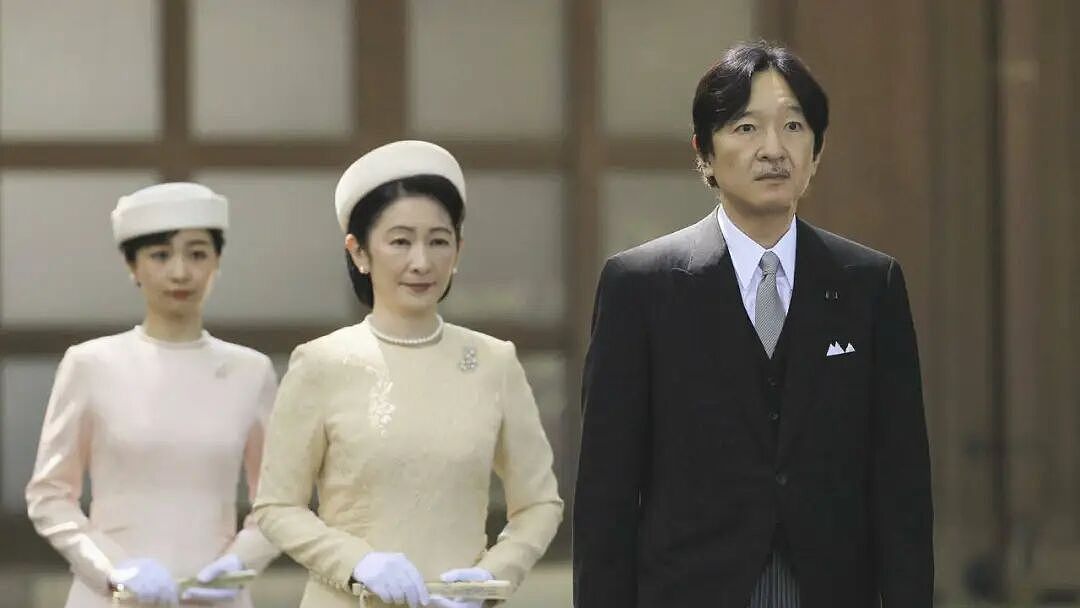 19岁日本“未来天皇”爆迷恋大7岁顶流女星?上大学后背着爹妈狂炫快餐爱唱K,想逃离当平民?(组图) - 22