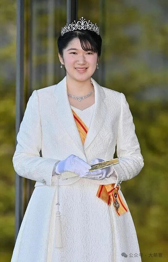 日本“未来天皇”迷恋大7岁顶流女星！喜欢吃“垃圾”食品，爱唱卡拉OK！特别想逃离当平民（组图） - 7