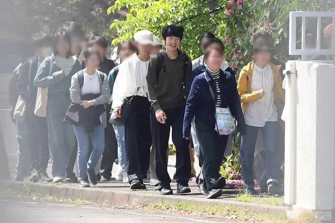 19岁日本“未来天皇”爆迷恋大7岁顶流女星?上大学后背着爹妈狂炫快餐爱唱K,想逃离当平民?(组图) - 13