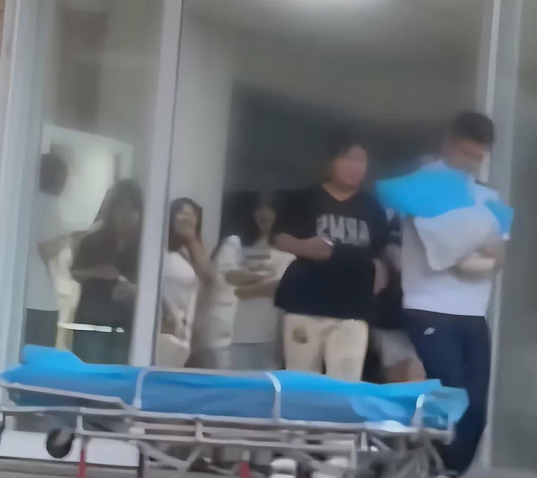 热搜第一！甘肃大二女生宿舍楼道生娃，大出血送医！学校回应（视频/组图） - 4