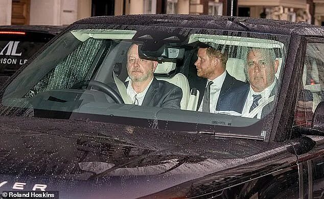 哈里时隔一年多再见查尔斯，表示自己“深受英国人喜欢“，英网友：这人有妄想症？（组图） - 9