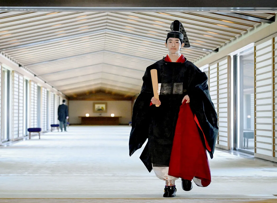 19岁日本“未来天皇”爆迷恋大7岁顶流女星?上大学后背着爹妈狂炫快餐爱唱K,想逃离当平民?(组图) - 21