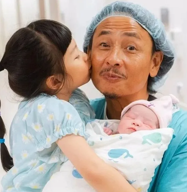 恭喜成功生二胎！58岁狂打保胎针，生子差点中风，今宣布封肚再也不生（组图） - 4