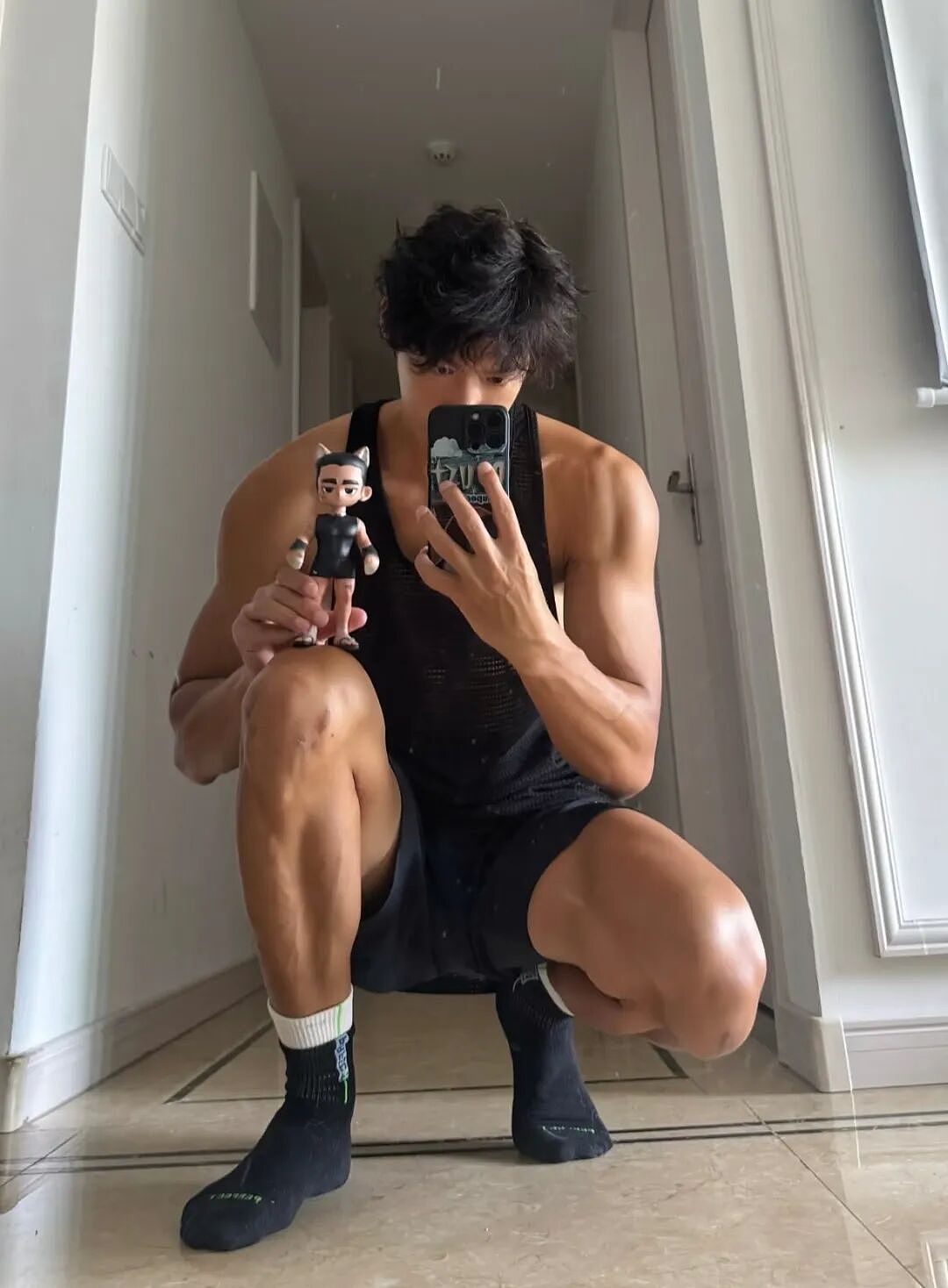 【帅哥】185cm黑皮肌肉小狼狗,户外肌肉特写性感十足...(组图) - 3