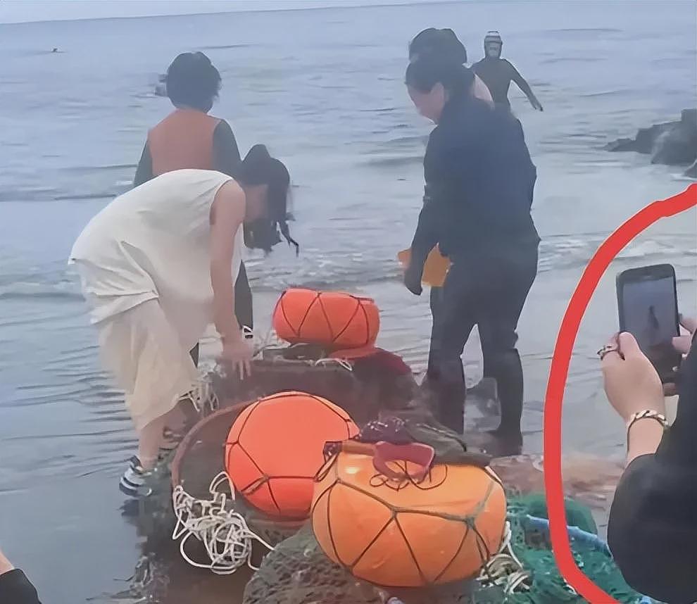 森林北韩国下海捞海鲜！被闪电吓到五官乱飞，弯腰捡贝壳差点走光（组图） - 18