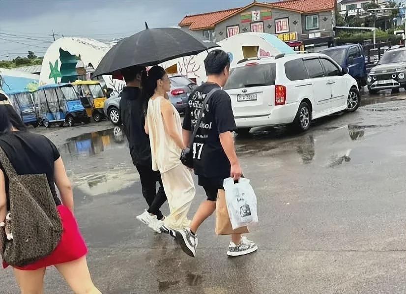 森林北韩国下海捞海鲜！被闪电吓到五官乱飞，弯腰捡贝壳差点走光（组图） - 16