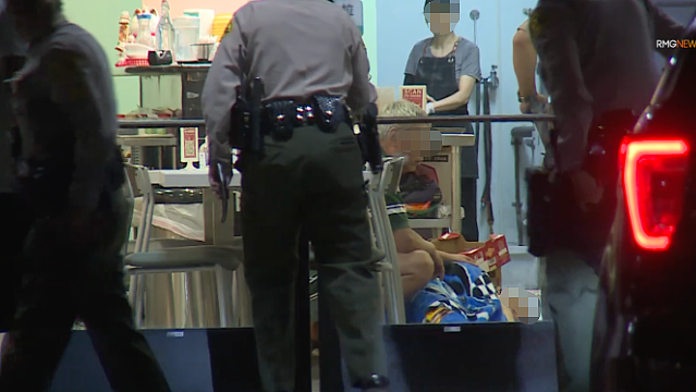疑似华女在餐馆内被黑衣男殴打,互不认识,他手持铁棒疯狂猛击,场面吓人(组图) - 5