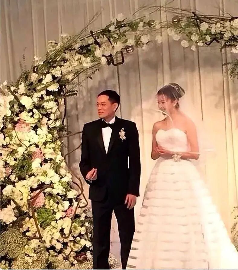 44岁古装第一美人也离了!曾遭剧组围殴毁容、红毯露胸走光被嘲,自曝离婚真相气炸网友:真苦(组图) - 10