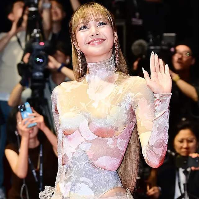 釜山电影节红毯来了！孙艺珍一身粉裙像睡衣，Lisa礼服又透又贴身（组图） - 13