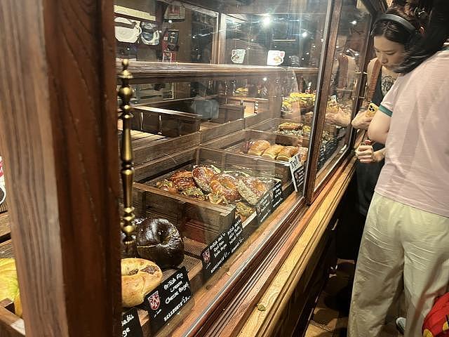 上海网红面包店销毁面包:不打折卖,喷消毒液防被捡走(组图) - 6