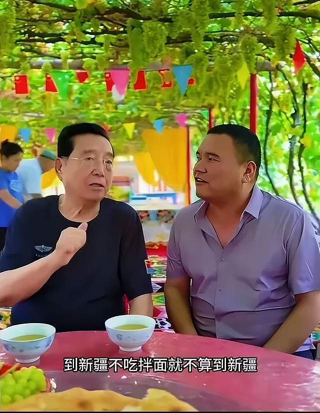 李双江现身新疆，和小27岁妻子同框状态好（组图） - 7